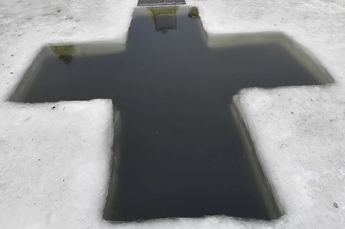 кръст в лед