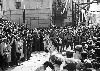 Български войници посрещнати с радост в освободения Добрич. 1940 г.